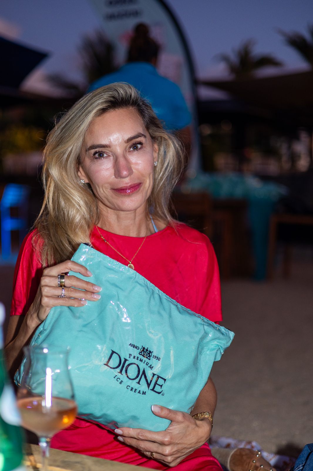 Guest with Dione tote at beach event